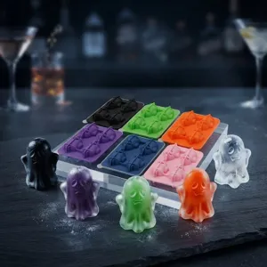 Vue détaillée de moules à glaçons en silicone fantôme colorés et glaçons effrayants.