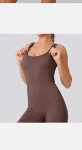 Gros plan détaillé du body de sport sans coutures pour femmes, haute élasticité et ajustement.