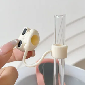 Détail de la housse de paille en silicone, accessoire de bouchon anti-poussière.
