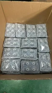 Vue détaillée du moule à glaçons en silicone fantôme 3D d'Halloween, en vrac dans un carton.