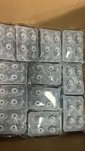 Vue détaillée du moule à glaçons en silicone fantôme 3D avec entonnoir flexible.