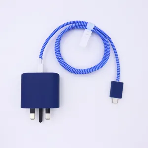 Detailansicht des blauen UK Stecker Ladekabels Schutzhülle und Spiral Kabelwickler Set.