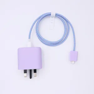 Detailaufnahme der Silikon-Schutzhülle und des geflochtenen Kabelwickler-Sets für UK-Stecker.