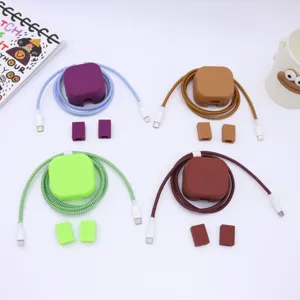 Vista detallada de fundas de silicona coloridas para cargador y protectores de cables.