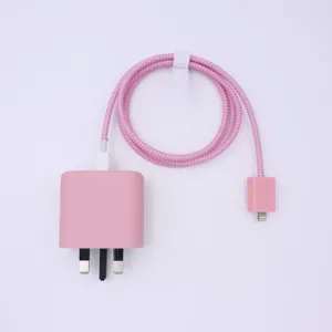Rosa Ladegehaeuse Schutzhuelle und geflochtenes Kabel Detailansicht, minimalistisches Zubehoer.