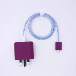 Nahaufnahme der lila UK Stecker Ladegerät Schutzhülle und blauen geflochtenen Kabelschutz.