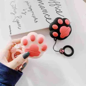 Silikon Katzenpfote AirPods Hülle Detail mit süßem 3D rosa und schwarzen Design und Band.