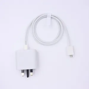 Detailansicht des weißen britischen 3-Pin-Wandladegerät-Adapters und geflochtenen Kabels.