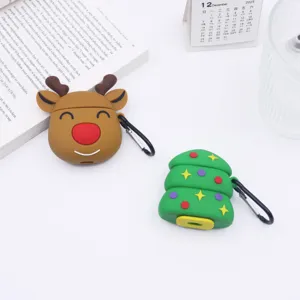 Nahaufnahme von niedlichen Cartoon Weihnachtsbaum Rentier Silikon AirPods Hüllen auf Tisch.
