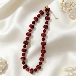 Elegante rote Acryl Perlenkette mit goldenen Abstandshaltern, schicke Damen Schlüsselbeinkette.