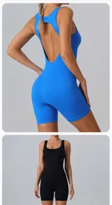 Vue détaillée de la combinaison de fitness sans coutures, design du dos et coupe ajustée.