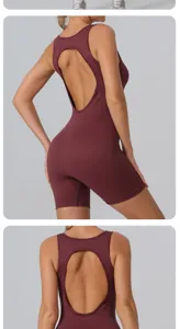 Détail du dos de la combinaison de fitness bordeaux sans coutures, tissu élastique et dos nu.