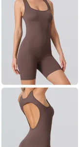 Combinaison de yoga fitness sans coutures marron, short de sport élastique, dos nu élégant.