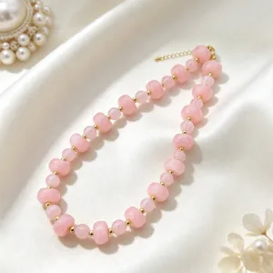 Elegante rosa Perlenkette mit goldenen Abstandshaltern, ideal für den Alltag und Chique.