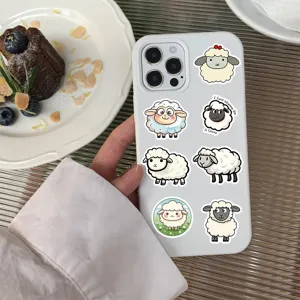 Détail de coque de téléphone avec autocollants de mouton mignon, design étanche.