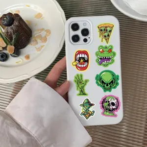 Funda de telefono blanca con geniales pegatinas de graffiti de dibujos animados goticos