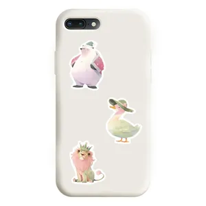 Dettaglio della custodia per telefono con adesivi di animali carini e illustrazioni.