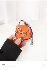 Llavero de mini bolso de silla naranja con pañuelo de seda y detalles dorados