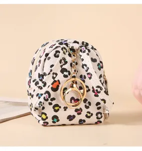 Mini zaino con stampa leopardata portachiavi portamonete con dettagli dorati.