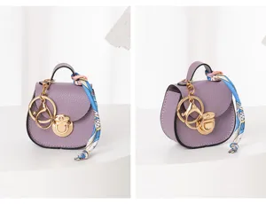 Mini bolso de silla morado monedero llavero con herrajes dorados y pañuelo de seda chic.