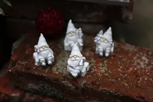 Lot de 4 figurines de lutins du Père Noël en résine blanc et argent pour déco de table Noël.