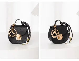 Mini bolso de silla de montar llavero negro con herrajes dorados y pañuelo de seda.