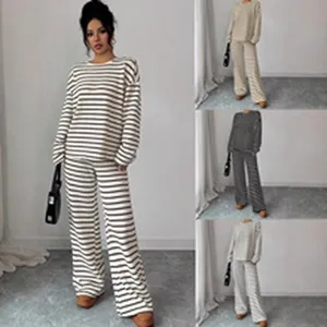 Dettaglio del completo da donna con top a maniche lunghe a righe e pantaloni a gamba larga