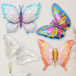 Vue détaillée de quatre ballons papillons colorés en aluminium pour les décorations de fête