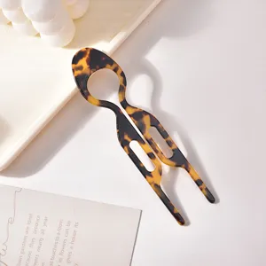 Primo piano di un forchettone per capelli tartarugato con dettagli