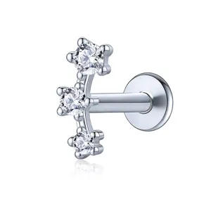 Vista dettagliata di piercing labret in argento S925 con tre zirconi e filettatura interna