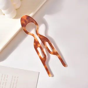 Primo piano di forcina per capelli tartarugata accessorio a forma di U