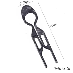 Dettaglio del fermacapelli marmorizzato ambra con lunghezza 11 cm e peso 5 g