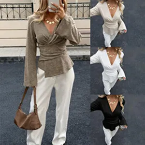 Completo donna con top incrociato a V e pantaloni bianchi a gamba larga