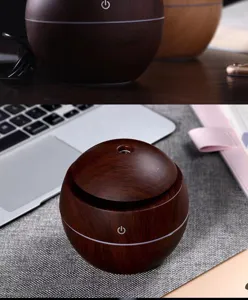Vue détaillée d'un humidificateur en forme de champignon avec grain de bois foncé
