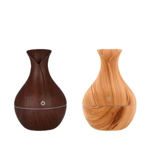 Deux humidificateurs vase grain de bois en finitions sombre et claire sur fond blanc