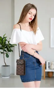 Gedetailleerd shot van trendy dames verticale crossbody telefoon tas met stijlvolle print.