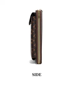 Zijaanzicht van trendy dames verticale telefoontas met monogramprint en ritssluiting.