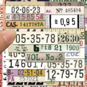 Gros plan d'autocollants de planificateur de style ticket vintage avec divers numéros.
