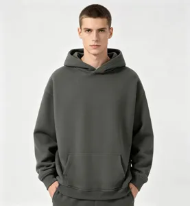 Vue détaillée du sweat à capuche en molleton gris foncé montrant une doublure douce.
