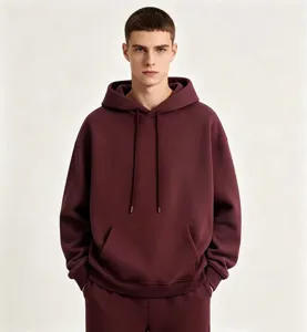 Zware heren hoodie in bordeauxrood, gezellige fleecevoering perfect voor herfst en winter.