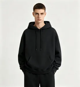 Close-up detail van de zwarte hoodie met capuchon die zware stof en comfortabele pasvorm toont.