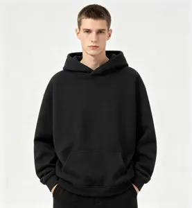 Gros plan détaillé d'un sweat à capuche noir et décontracté avec une poche avant et tissu.