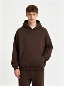 Detalle de sudadera con capucha marrón pesada para hombre, cómodo y moderno jersey streetwear.