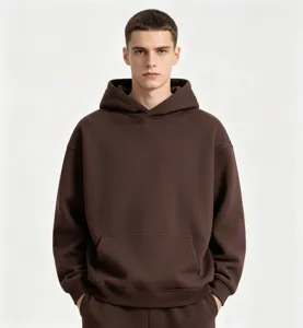 Détail en gros plan du sweat à capuche en molleton marron foncé avec capuche et poche.