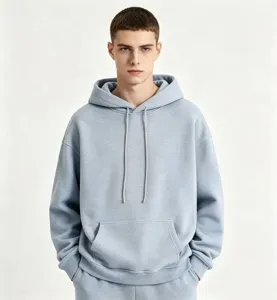 Close-up van zware herenhoodie, lichtblauwe losse truif met handige buidelzak.