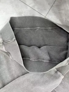 Primer plano de la sudadera gris lavada vintage que muestra la textura interior de felpa.