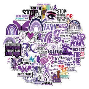 Vista ravvicinata di cinquanta adesivi viola impermeabili per la sensibilizzazione sociale.