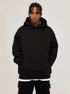 Nahaufnahme der schweren schwarzen Kapuzenpullover Textur und minimalistischen Designdetails.