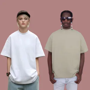 Κοντινή άποψη του χαλαρού oversized κοντομάνικου t-shirt με άνετη εφαρμογή και μικρό γιακά.