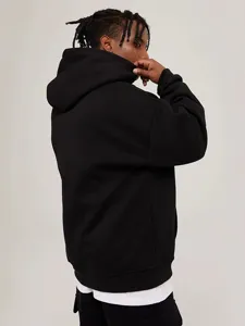 Schwarzer schwerer Kapuzenpullover für Herren im Detail, Lässiger Streetwear Stil.